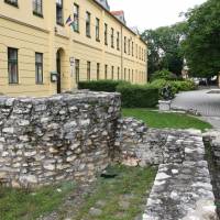 Romkert és várfal maradványok