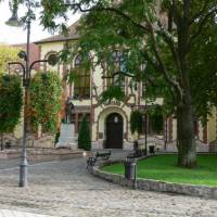 Pesterzsébeti önkormányzat épülete, Kossuth szobor