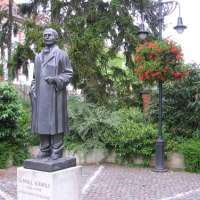 Dr. Moll Károly tér és szobor