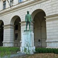 Nagyatádi Szabó István szobra