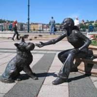 Kutyás lány szobor