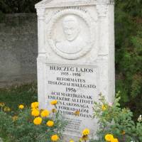 Herczeg Lajos emlékműve a református templomkertben