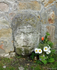 Gyógyító kőfejek Esztergom