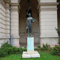 Kaszás legény szobra