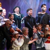 A padlás félig mese, félig musical