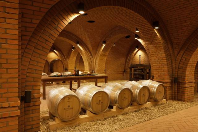 PÁNTLIKA PINCÉSZET és PORTA ÉTTEREM