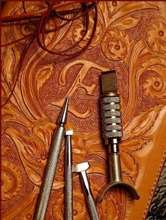 LEATHER BŐRDÍSZMŰ BOLT
