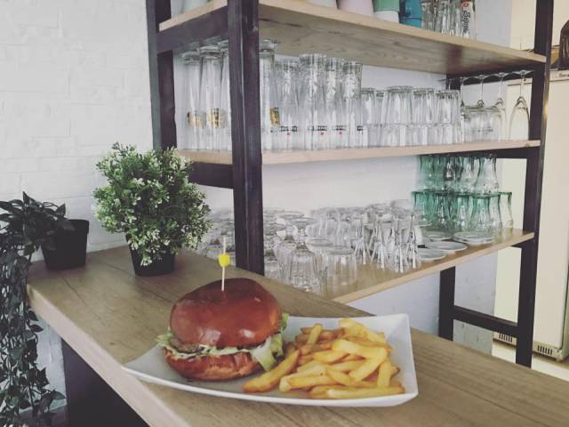 Sarki Bistro - hamburgerek, melegszendvicsek, saláták, kávék