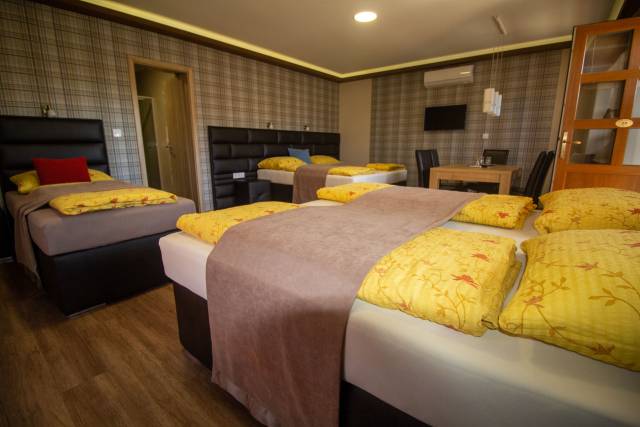 Radics Panzió Étterem & Pihenő Központ