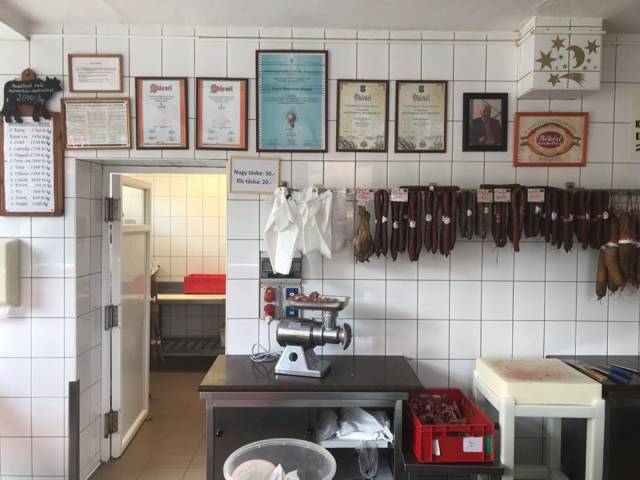 Piactéri húsbolt, békési kolbász, húskészítmények, felvágottak, pácolt grillhúsok, tepertő, pörc