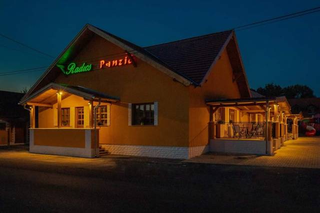 Radics Panzió Étterem & Pihenő Központ