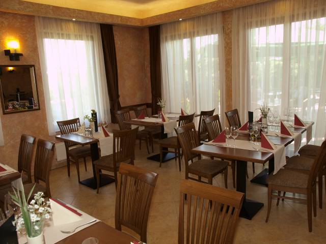 Marietta Pizzéria, Étterem és Kávézó