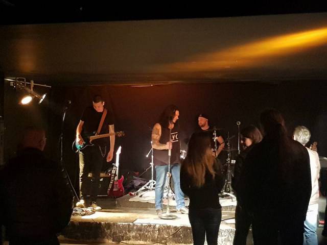 TO the ROCK Music&Drink Bar - koncertek, bulik, italok, zenegép, csocsó, darts