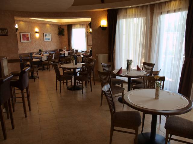 Marietta Pizzéria, Étterem és Kávézó