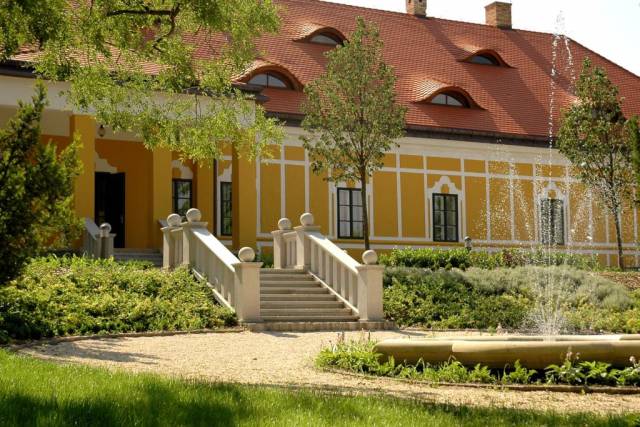 Jankovich-kúria  Rendezvény- és Turisztikai Központ