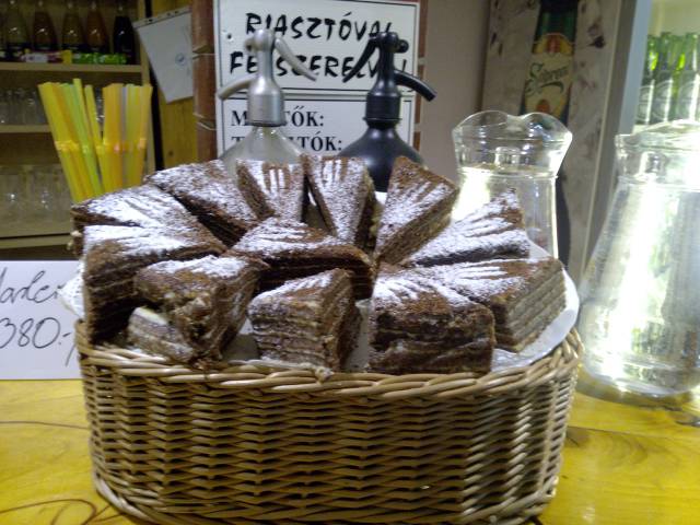 Vár Étkezde és Söröző.