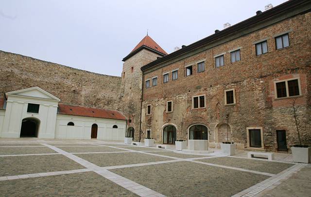 Thury-Vár Nonprofit Kft.