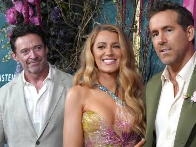 Hugh Jackman barátnője félti a színészt Ryan Reynolds-tól és Blake Lively-tól