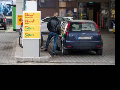 Nem is csökkennek, zuhannak az üzemanyagárak