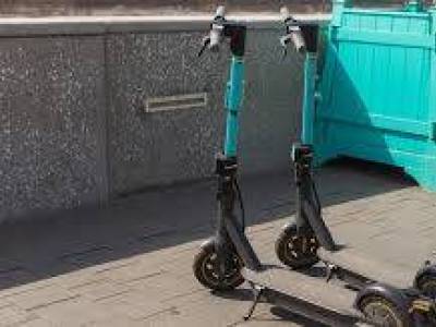 Jövőre Prágában is betiltják a bérelhető elektromos rollereket