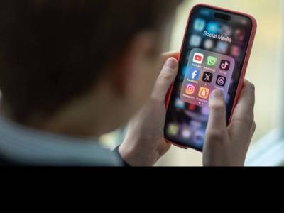 A brit fiataloknak is tilos lesz a közösségi média