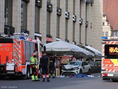 Tömegbe hajtott egy autó Németországban