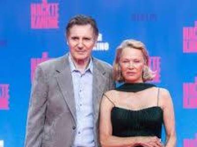 Pamela Anderson és Liam Neeson újraalkotta a Titanic ikonikus jelenetét