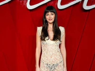 Dakota Johnson áttetsző csipkeruhában villantotta meg fehérneműjét