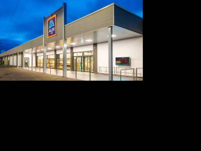 Kiderült, mennyit keresnek óránként a brit Aldi-dolgozók