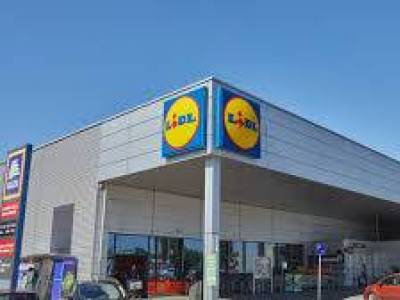 Lezárja és fizetőssé teszi parkolói egy részét a Lidl