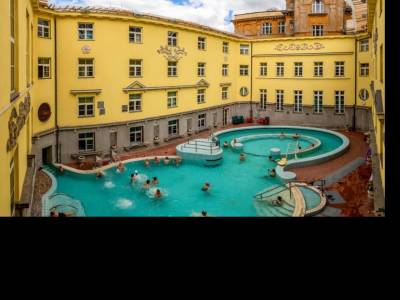 Felfüggesztik a nyugdíjasok kedvezményeit két budapesti fürdőben