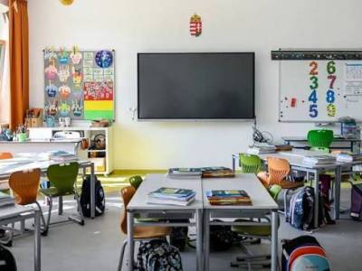 Kisebb visszamenőleges béremelést kaptak a pedagógusok