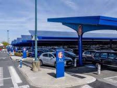 Újabb országban lesz kötelező napelemeket telepíteni a parkolókba