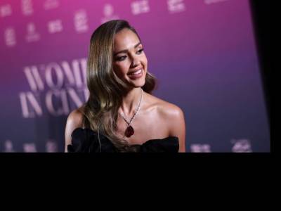 Lebuktak: Jessica Alba 12 évvel fiatalabb színészbe szerelmes