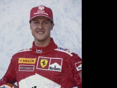 Schumacher életjelet adott magáról: saját kezével írt alá egy sisakot