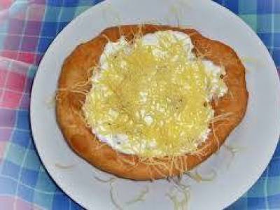 Meg fogunk lepődni: ennyibe kerül a lángos a Balatonon idén